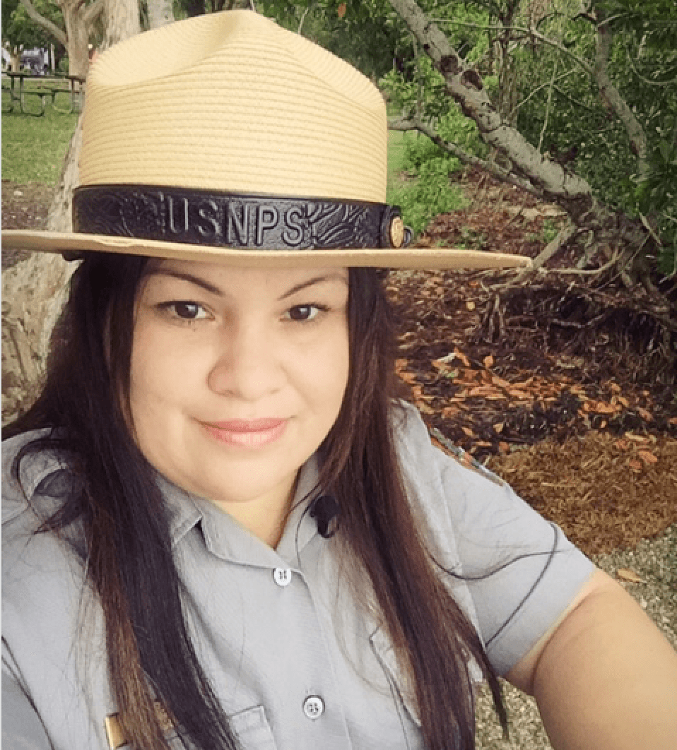 La guardaparques en vestimenta oficial