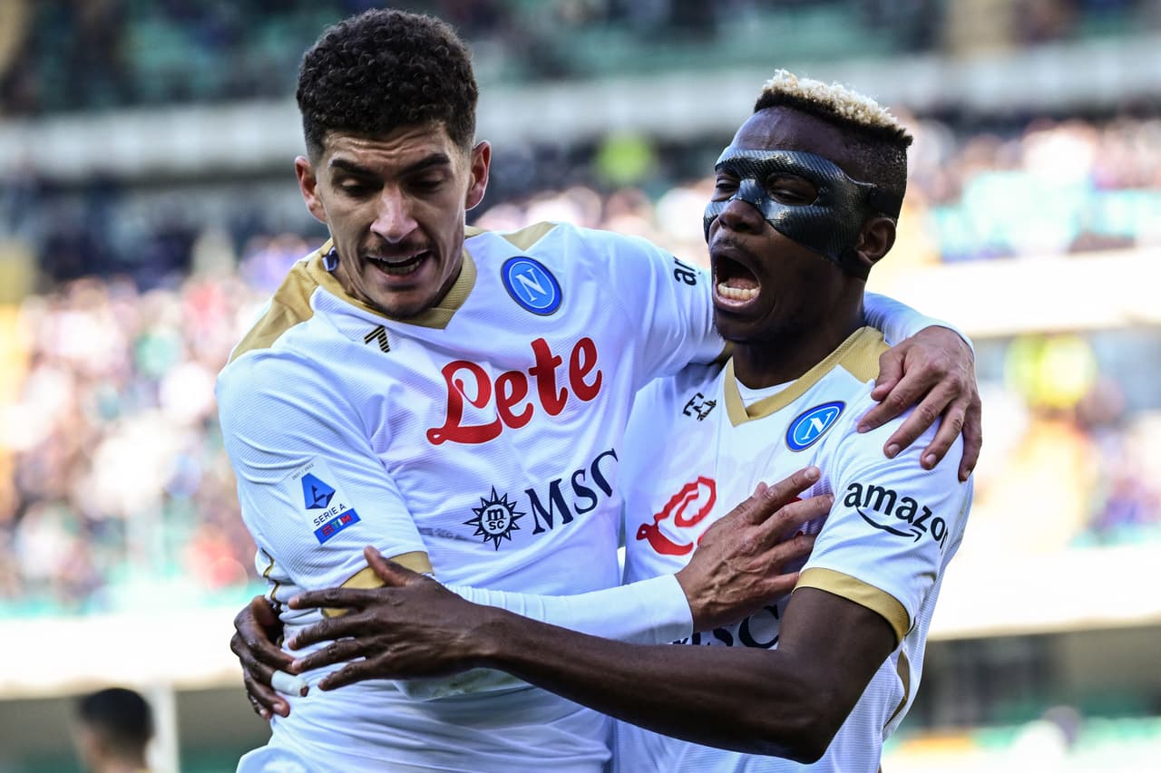 En un duelo donde el mexicano 'Chucky' Lozano jugó 63 minutos y tuvo un papel discreto, el nigeriano Victor Osimhen marcó los dos goles del Napoli, que valieron el triunfo ante Hellas Verona.