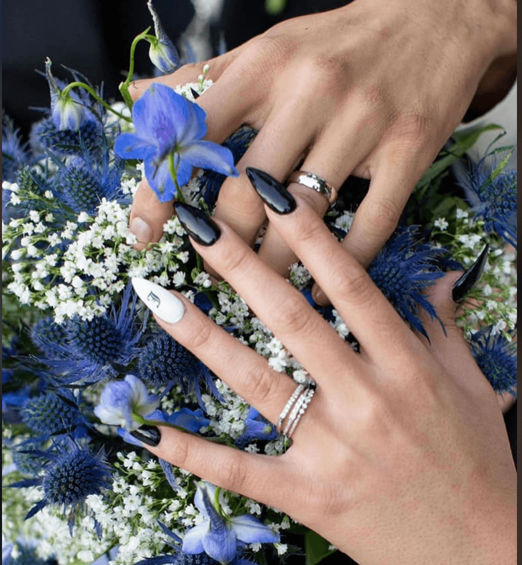 Lamentablemente Johnny falleció el 29 de noviembre. Dicen que en sus últimos momentos estaba recostado en el torso de su esposa.