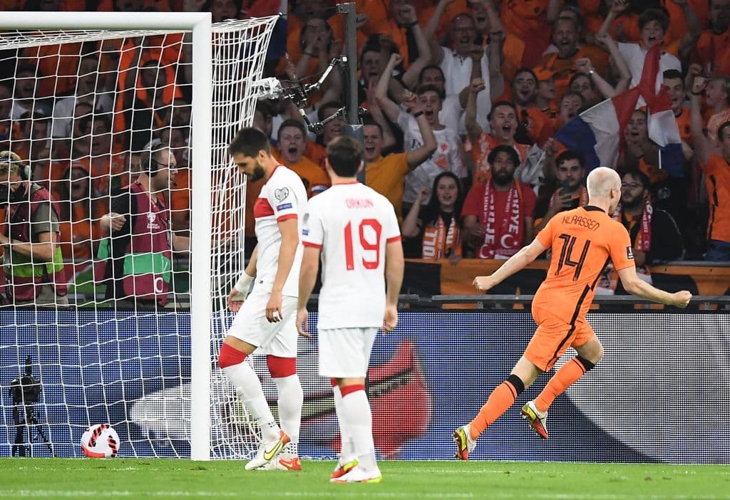 Países bajos golea a Turquía con marcador de 6-1 durante el partido de eliminatoria de la UEFA rumbo al Mundial. Davi Klassen, Guus Til, Donyell Malen y el triplete de Memphis Depay, llevaron a la victoria a la 'Naranja Mecánica', colocándose en primer lugar del Grupo G con 13 puntos al igual que Noruega, pero con una diferencia de goles.