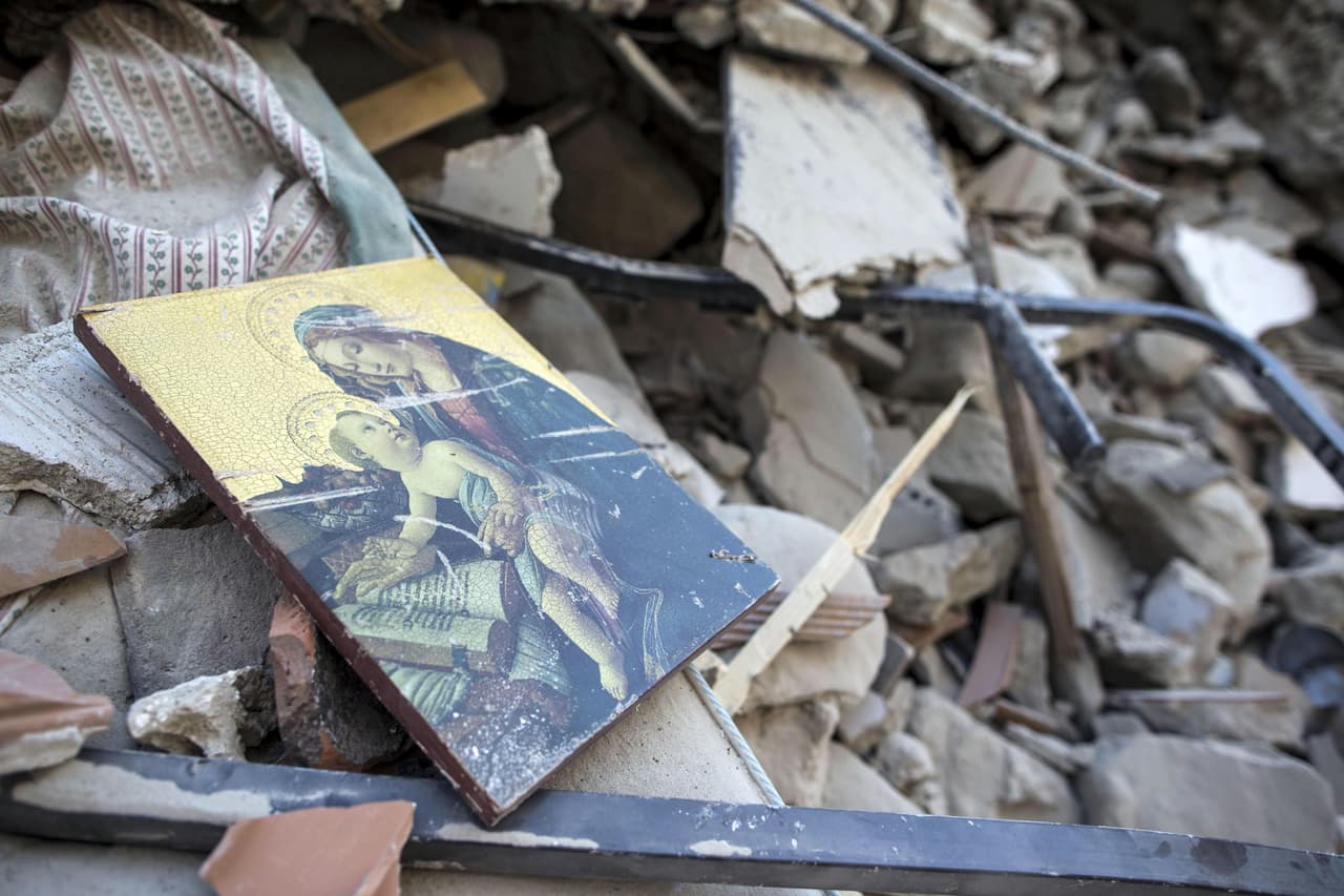 Una imagen de la vírgen María entre los escombros en Amatrice, la ciudad de las 100 iglesias.