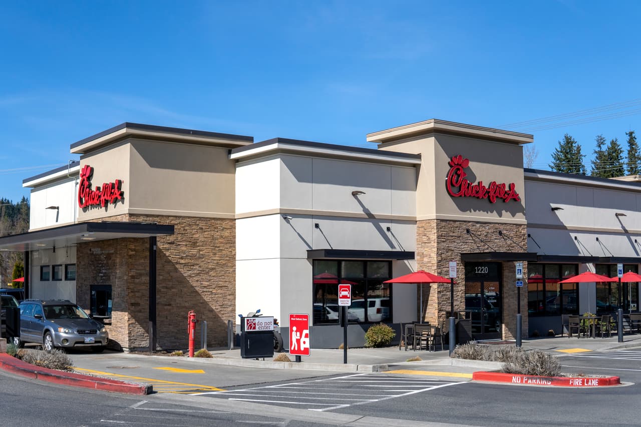 Buscan a sospechosos de robar cientos de galones de aceite de cocina de Chick-fil-A