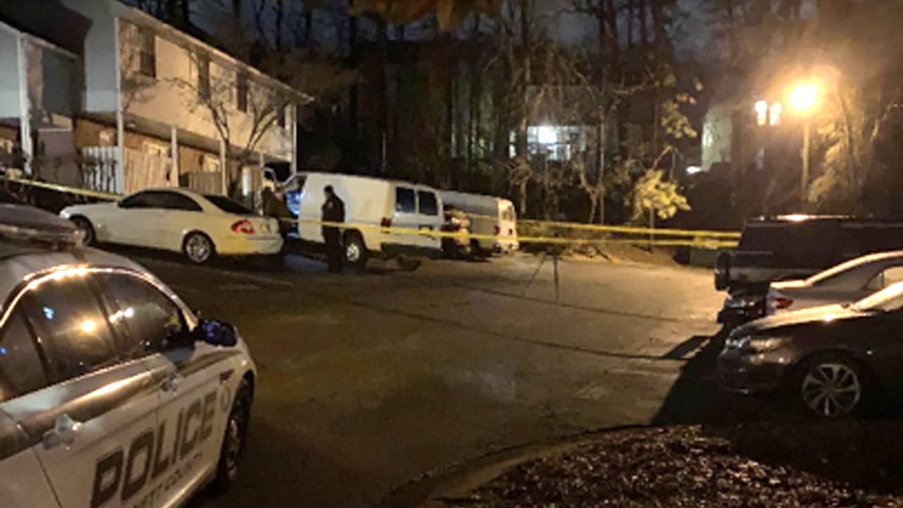 El incidente se registró esta madrugada fuera del Chiquititas Lounge en el 4650 Jimmy Carter Boulevard y el sospechoso fue detenido en una zona residencial cercana.