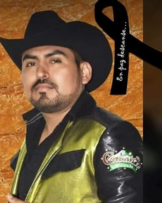 A principios de este año, el exacordeonista de Los Canelos de Durango,
<b>Giovanni Velázquez Ramírez, fue encontrado muerto </b>en las afueras de la ciudad de Culiacán, Sinaloa, luego de varios días desaparecido, siendo la primera pérdida de 2019 en el
<b><a href="https://www.univision.com/temas/regional-mexicano">regional mexicano.</a></b>
<br>