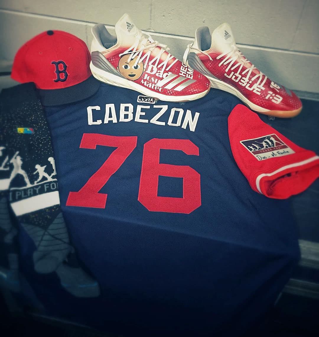 Apodo, medias y spikes personalizadas para el lanzador mexicano de los Boston Red Sox, Héctor Velásquez.