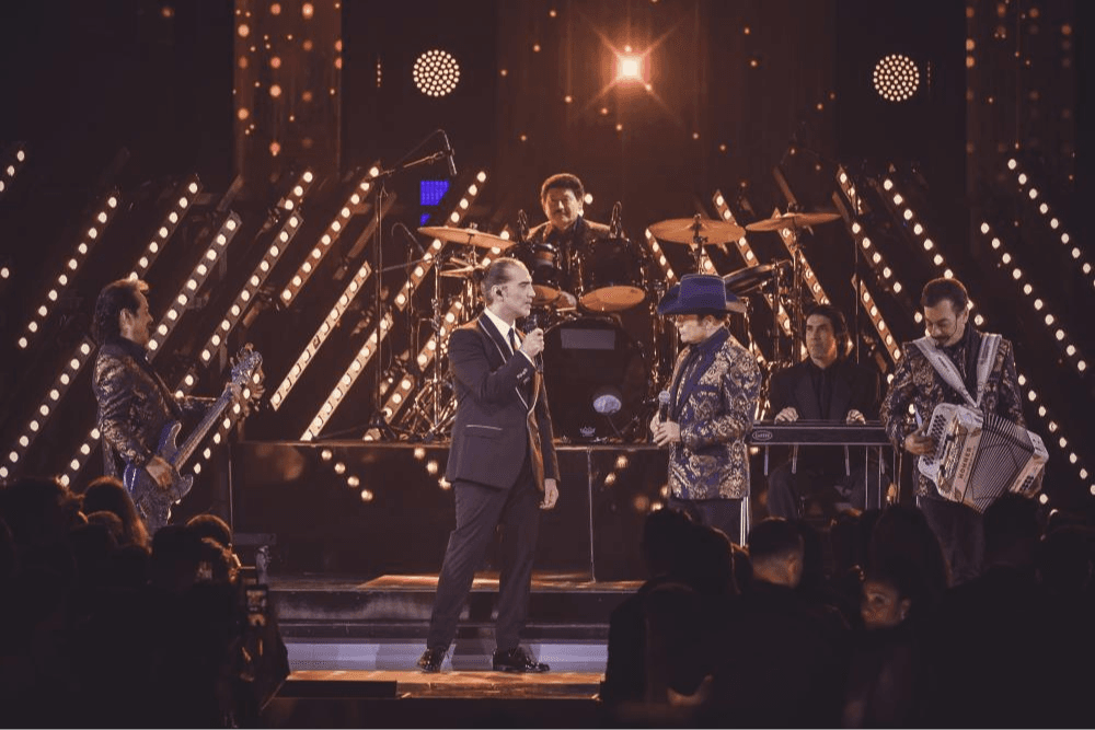 Alejandro Fernández y Los Tigres del Norte
<br>Año: 2018
<br>'El Potrillo' y 'los jefes de jefes' emocionaron al público cuando se presentaron en la edición número 30. Las estrellas mexicanas cantaron el tema 'Para sacarte de mi vida' que interpreta Fernández y fue compuesto por Enrique Guzmán Yañez “Fato”.