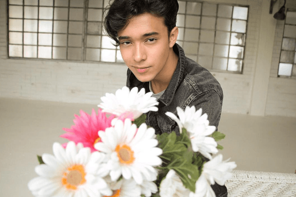 Es un chico coqueto y romántico con sus fans.