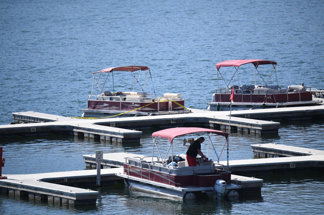 El lago en el que Rivera desapareció está en una zona recreativa a 90 kilómetros de Los Ángeles a la que acuden numerosos visitantes para navegar, hacer deportes acuáticos y organizar acampadas.
<br>