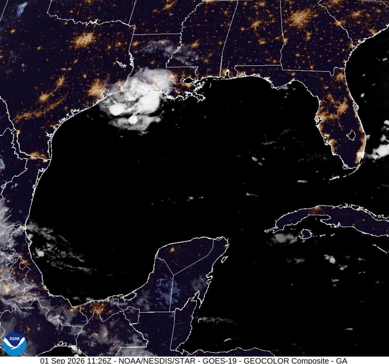 Esta imagen satelital de la Administración Nacional Oceánica y Atmosférica (NOAA) muestra la tormenta tropical Edouard dirigiéndose hacia la costa del Golfo, el martes 1 de septiembre de 2026.
<br>