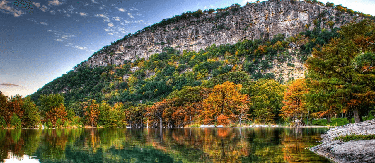 Garner State Park | Las familias disfrutan de la natación, el baile junto a la naturaleza y el senderismo en este parque.
<br>
<br>