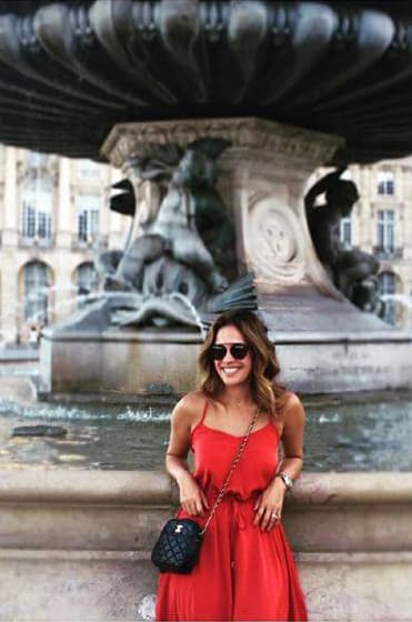 Karla bajó un chorrito, aunque no era de vino.