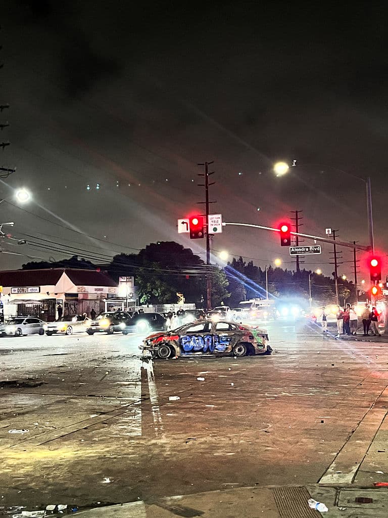 La quema de un vehículo sembró el pánico, mientras que el gobernador de California, Gavin Newsom, decía a los manifestantes que no se prestaran para el espectáculo que el gobierno federal quería ofrecer.