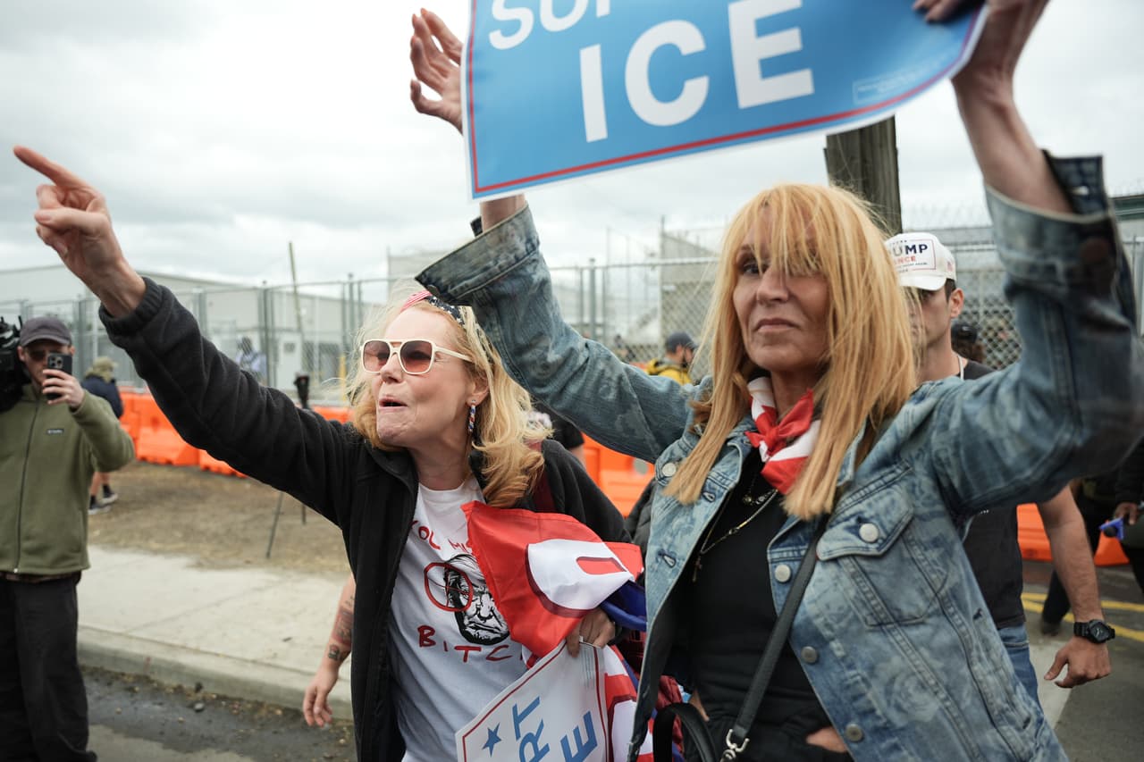Manifestantes que apoyan a los agentes del Servicio de Inmigración y Control de Aduanas sostienen pancartas frente al centro de detención Delaney Hall el sábado 30 de mayo de 2026 en Newark, Nueva Jersey.