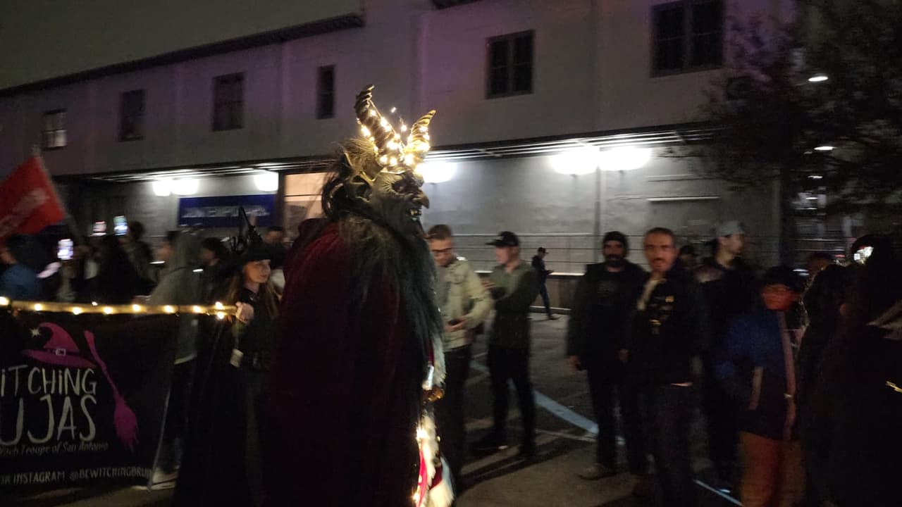Los enmascarados también traían adornos de Navidad como focos. Otra figura que apareció en el desfile fue San Nicolás.