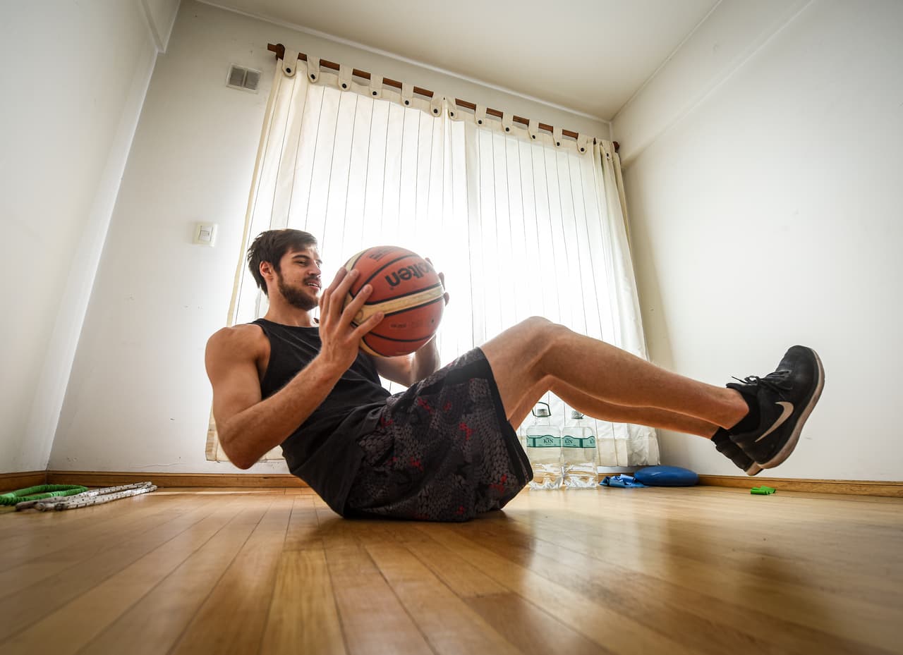 Eleonora Sarti, atleta paralímpica de tiro con arco, adaptó un espacio de su residencia para realizar sus prácticas, en Bolonia, Italia. 2 de mayo.
