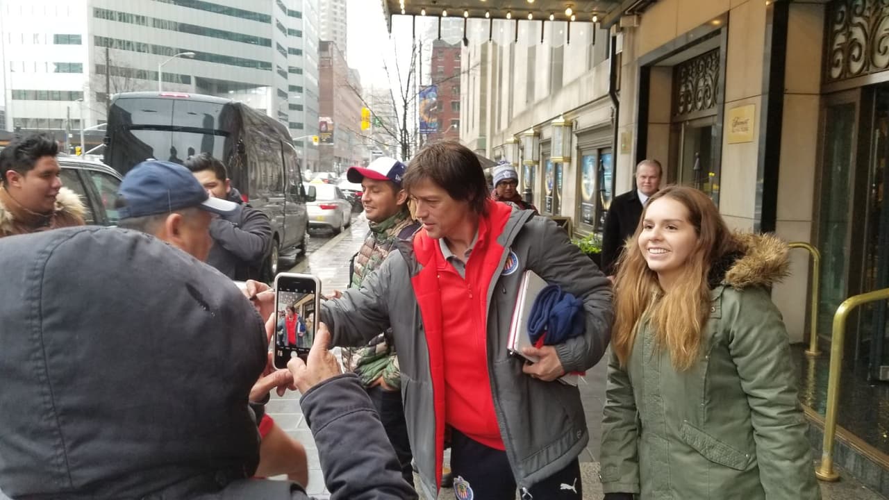 Fanáticos llegaron al sitio donde Chivas de Guadalajara se hospeda para apoyar a los jugadores previo al partido de ida de la final contra Toronto FC en la Liga de Campeones de Concacaf.