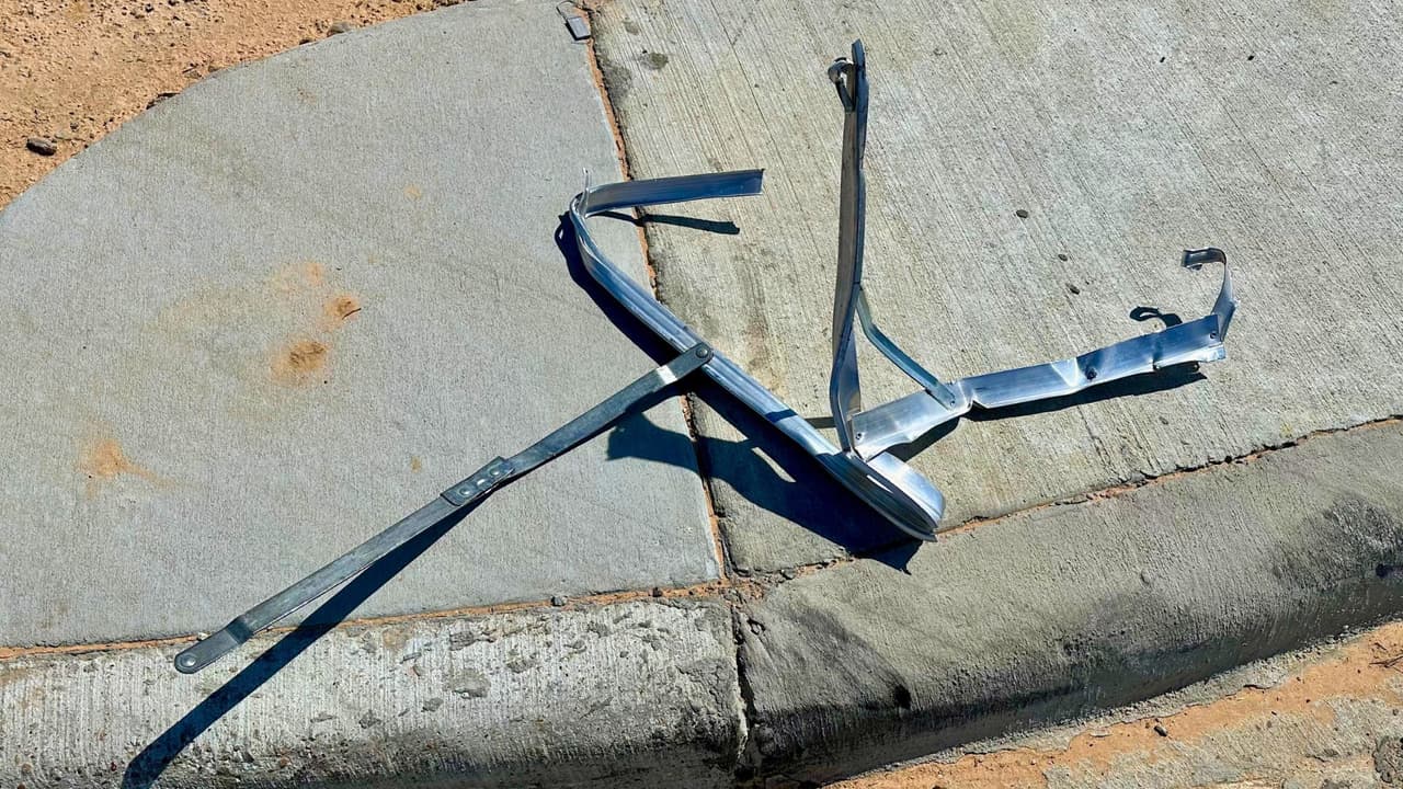 Las autopistas de Dallas, esenciales para la movilidad en el norte de Texas, enfrentan un grave problema:
<b>la presencia de objetos abandonados en la vía</b>. Desde estufas y colchones hasta tablas de madera y pedazos de llantas, estos obstáculos
<b>representan un riesgo significativo para los conductores y plantean importantes preguntas sobre responsabilidad legal y financiera</b>.