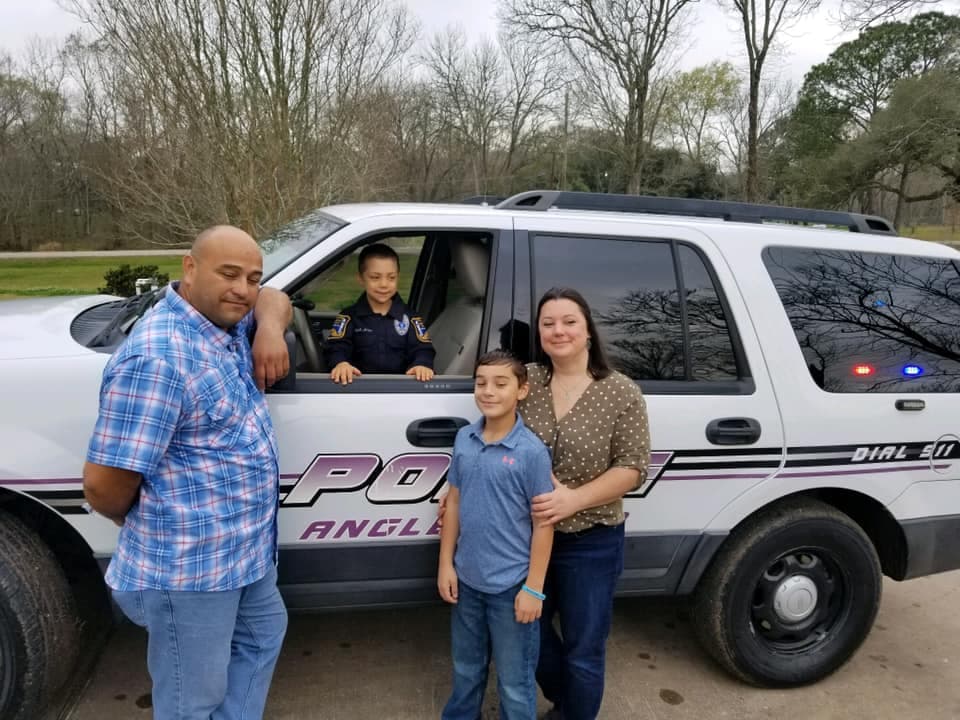 Según explica la familia en una
<b><a href="https://www.gofundme.com/mca88g-abigail-strong?fbclid=IwAR2pkbNAOSZoGL1v1zMeW9hwDqLTXMujEUrE9nE5UlpoAm0E2Awtm2Z5w6g">página de GoFundMe</a></b> creada para reunir fondos para ayudar a la niña, pese a que inicialmente tuvo un tratamiento exitoso, Abigail recayó en la enfermedad y los tratamientos de quimioterapia y radiación no han funcionado. Sus padres y su hermano (con quien Abigail posa en la foto) solo esperan un milagro. "Los médicos les han dicho que no hay nada que puedan hacer. Están tratando de disfrutar de cada minuto para que la dulce niña tenga buenos recuerdos", se lee en la página.