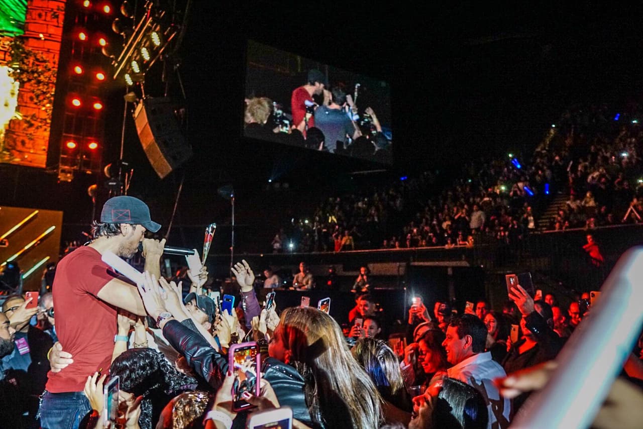 El público se lanzó sobre Enrique para obtener una foto o un abrazo de su ídolo.