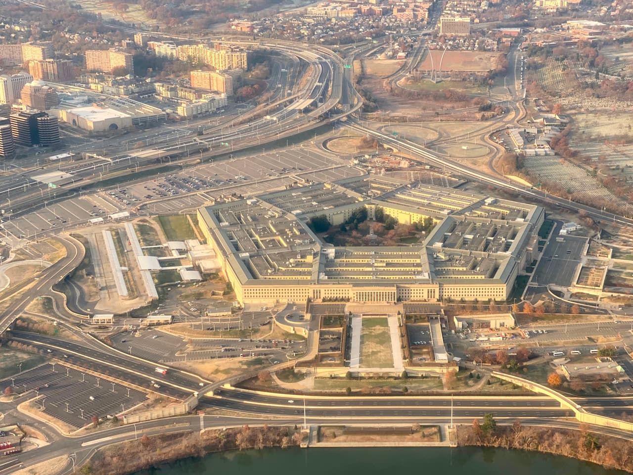 <br>El Pentágono, la sede del Departamento de Defensa de los Estados Unidos, ubicada en el condado de Arlington, al otro lado del río Potomac desde Washington, DC.