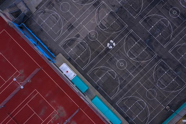 Esta es una toma aérea de una escuela angelina. Sabemos que estas imágenes pueden resultar tristes para algunos, pero al mismo tiempo son una muestra de responsabilidad y compromiso para con la salud y seguridad de millones de niños y jóvenes, así como de sus familias.