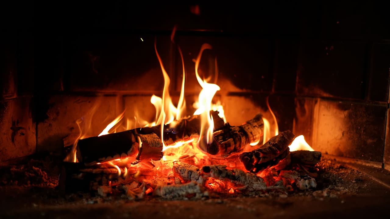 <h3 class="cms-H3-H3">2. Chimeneas y estufas de leña: limpieza anual obligatoria</h3> La Administración de Incendios de Estados Unidos (USFA) aconseja
<b>limpiar las chimeneas una vez al año.</b>
<br>Las cenizas deben colocarse en un recipiente metálico con tapa, afuera y
<b>a tres metros de la casa.</b>
<br>Una chispa mal controlada o un conducto obstruido
<b>puede provocar incendios silenciosos en el techo o el ático.</b>
<br>
<b>Las pantallas de vidrio o metal</b> ayudan a evitar que el fuego se propague.