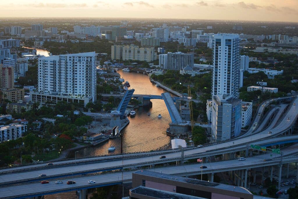 <b>Miami:</b> Las familias que alquilan una vivienda de dos habitaciones pagan, en promedio,
<b>31,200 dólares</b> al año. Con este nivel de renta, Miami se sitúa entre las ciudades analizadas donde el costo de la vivienda representa una carga especialmente elevada para los ingresos familiares.