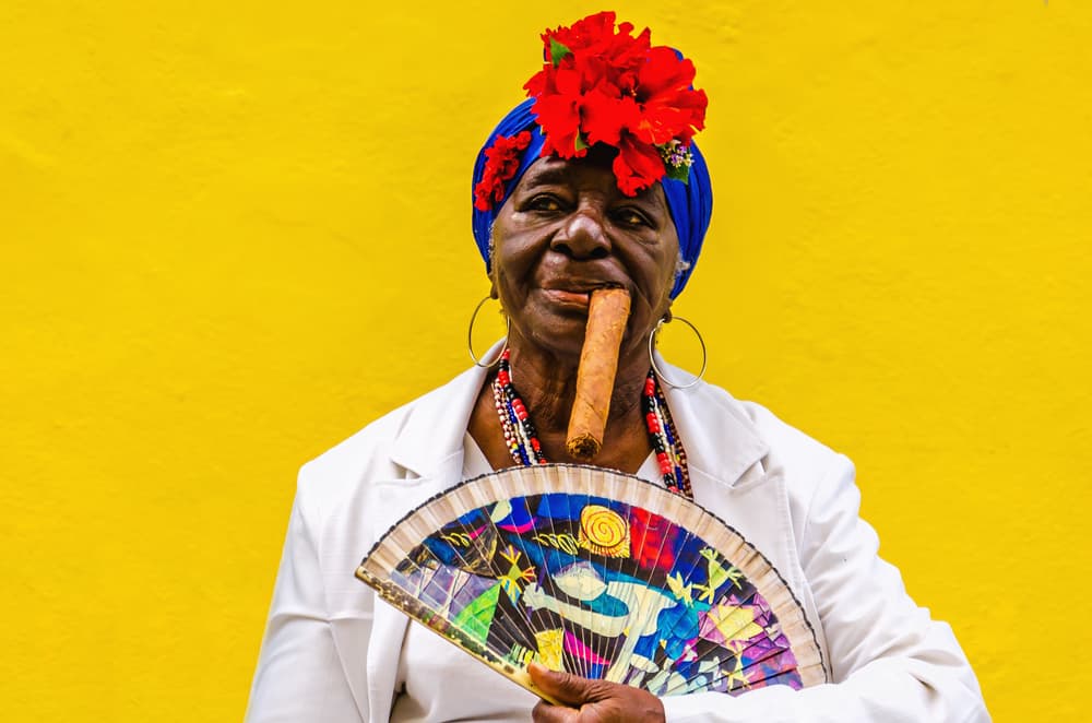 Los collares de santería normalmente tienen que tener una medida específica, como por ejemplo desde el cuello que lleguen hasta el ombligo. Las mujeres deben portar el collar por encima de la ropa que usen, mientras que los hombres tienen que usarlo por debajo de su ropa.