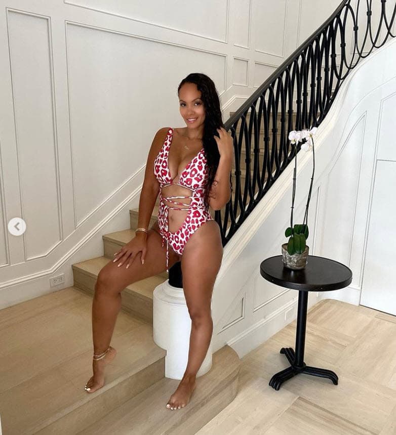 Solo 6 días antes de la publicación de ese video, Lozada publicó una serie de fotos
<b><a href="https://www.instagram.com/p/CF7XZCUDktS/" target="_blank">como esta</a></b> en las que aparece en una elegante mansión.
<br>