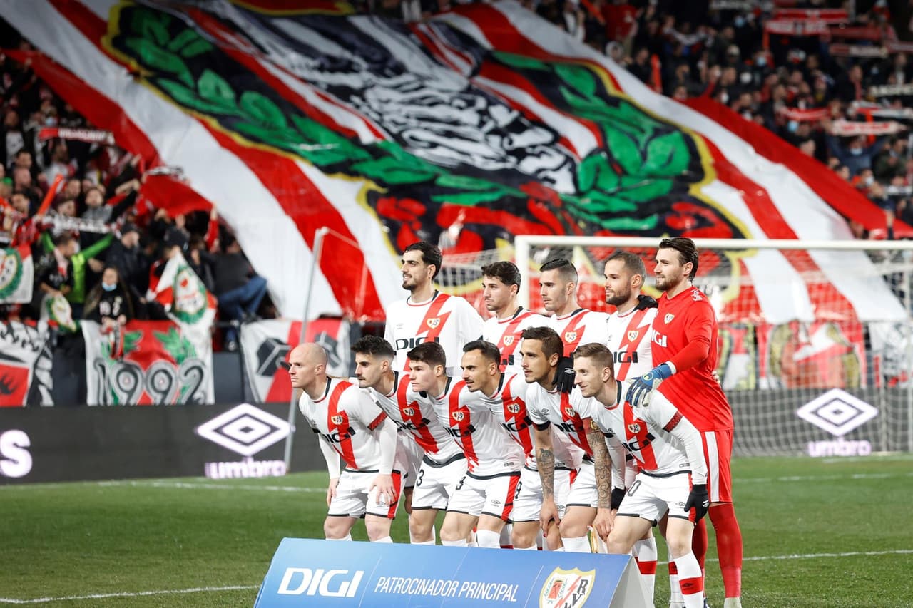 Real Betis se lleva la semifinal de ida tras derrotar al Rayo Vallecano 2-1 en la Copa del Rey. Borja Iglesias y Victor Carvalho le dieron el triunfo a la escuadra verdiblanca, mientras que Álvaro García descontó para los locales. Los mexicanos Diego Lainez y Andrés Guardado estuvieron en la banca.