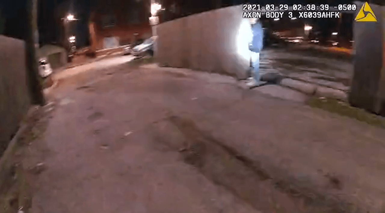 <a href="https://www.univision.com/local/chicago-wgbo/debemos-exigir-que-esto-cambie-lider-comunitario-analiza-el-caso-de-la-muerte-de-adam-toledo-video">Adam Toledo</a> se detiene, mirando hacía el cercado y el policía le grita que le muestre las manos.