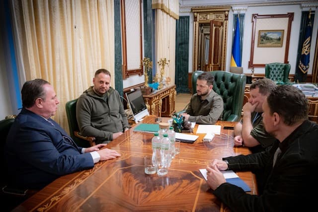 Reunión del director general de Newsmax, Chris Ruddy, con el presidente de Ukrianina, Volodymir Zelensky, en Kiev, el 31 de mayo de 2022