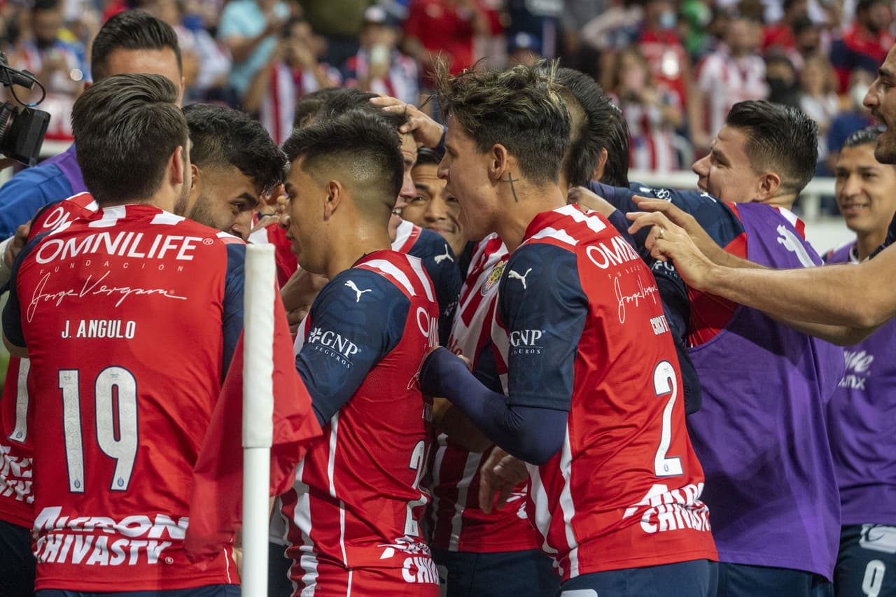 Ganó Chivas 3-1 a Pumas de la mano de Alexis Vega.