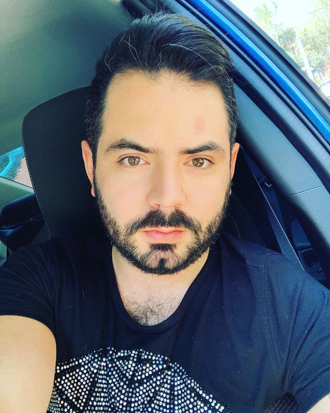 En la seguna temporada de 'De viaje con los Derbez', José Eduardo se prepara para lanzarse de una altura significante y le pregunta a su papá si le hablaría a Victoria Ruffo en caso de que él llegara a morir, a lo que el actor de 59 años responde que no.