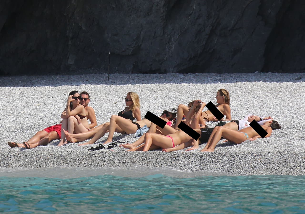 Y lo celebró así, topless y en compañía de amigos y familiares.