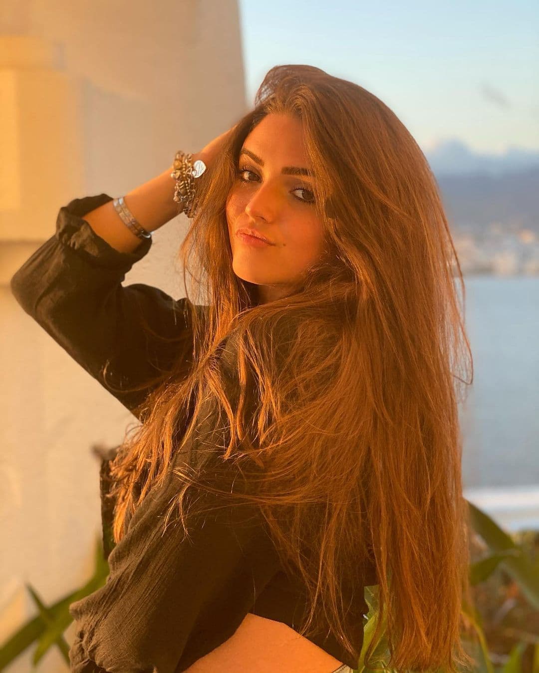 <b><a href="https://www.univision.com/temas/daniela-castro">Alexa es la hija menor de la actriz Daniela Castro</a></b>, quien al igual que su hermana
<b><a href="https://www.univision.com/famosos/hija-de-daniela-castro-transformacion-look-parecido-fotos">Daniela Ordaz</a></b> se ha inclinado por la actuación, profesión en la que su madre ha destacado desde la década de los 1990.