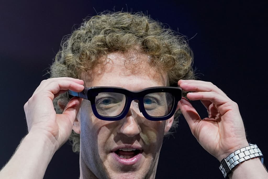 ARCHIVO - Mark Zuckerberg lleva puestas unas gafas de realidad aumentada Orion durante la conferencia Meta Connect el 25 de septiembre de 2024 en Menlo Park, California. (Foto AP/Godofredo A. Vásquez, archivo)