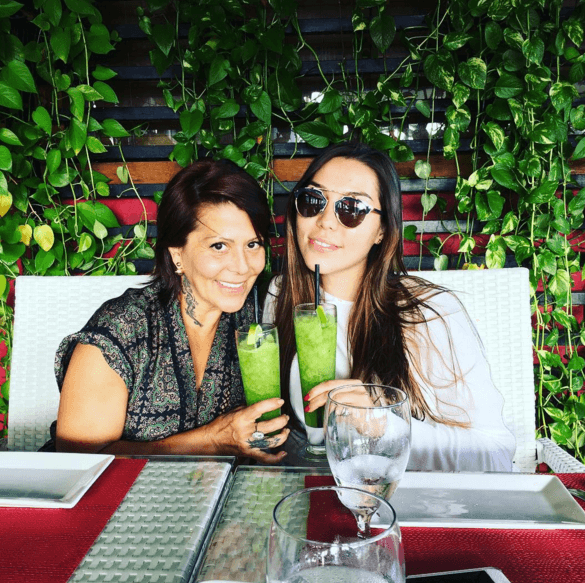 11.-ALEJANDRA GUZMÁN. Esta cantante mexicana acaba de cumplir 47 años y luce increíble, la muestra está en su bien cuidado rostro.