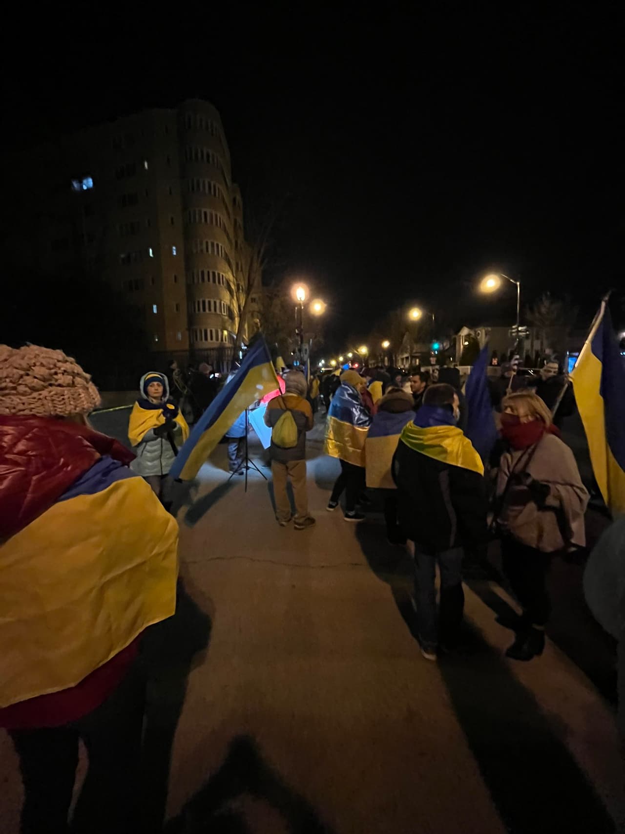 En Kiev, Járkiv y Odesa se oyeron grandes explosiones antes del amanecer mientras los líderes mundiales condenaban el inicio de una invasión rusa.