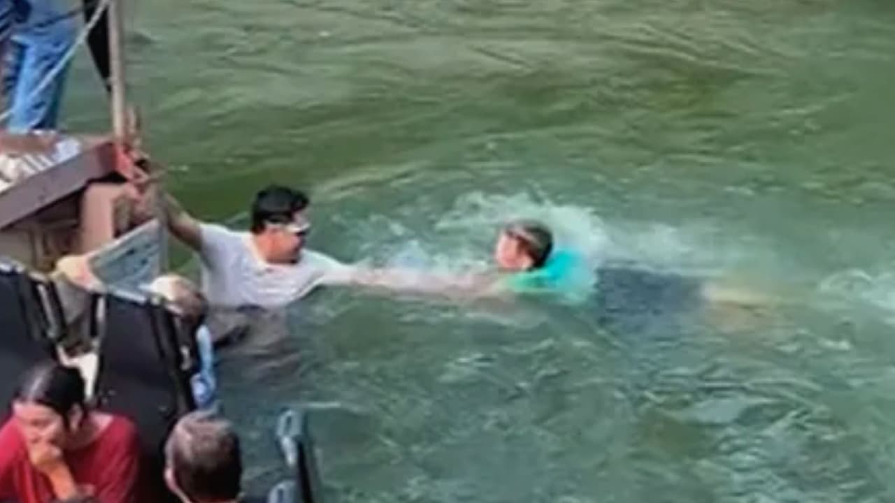 Un niño salta al agua desde una atracción en el parque de atracciones Six Flags en Texas.