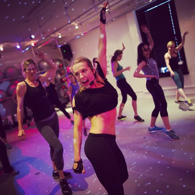 Los entrenamientos de Anna mezclan baile, fortalecimiento muscular, yoga y pilates.