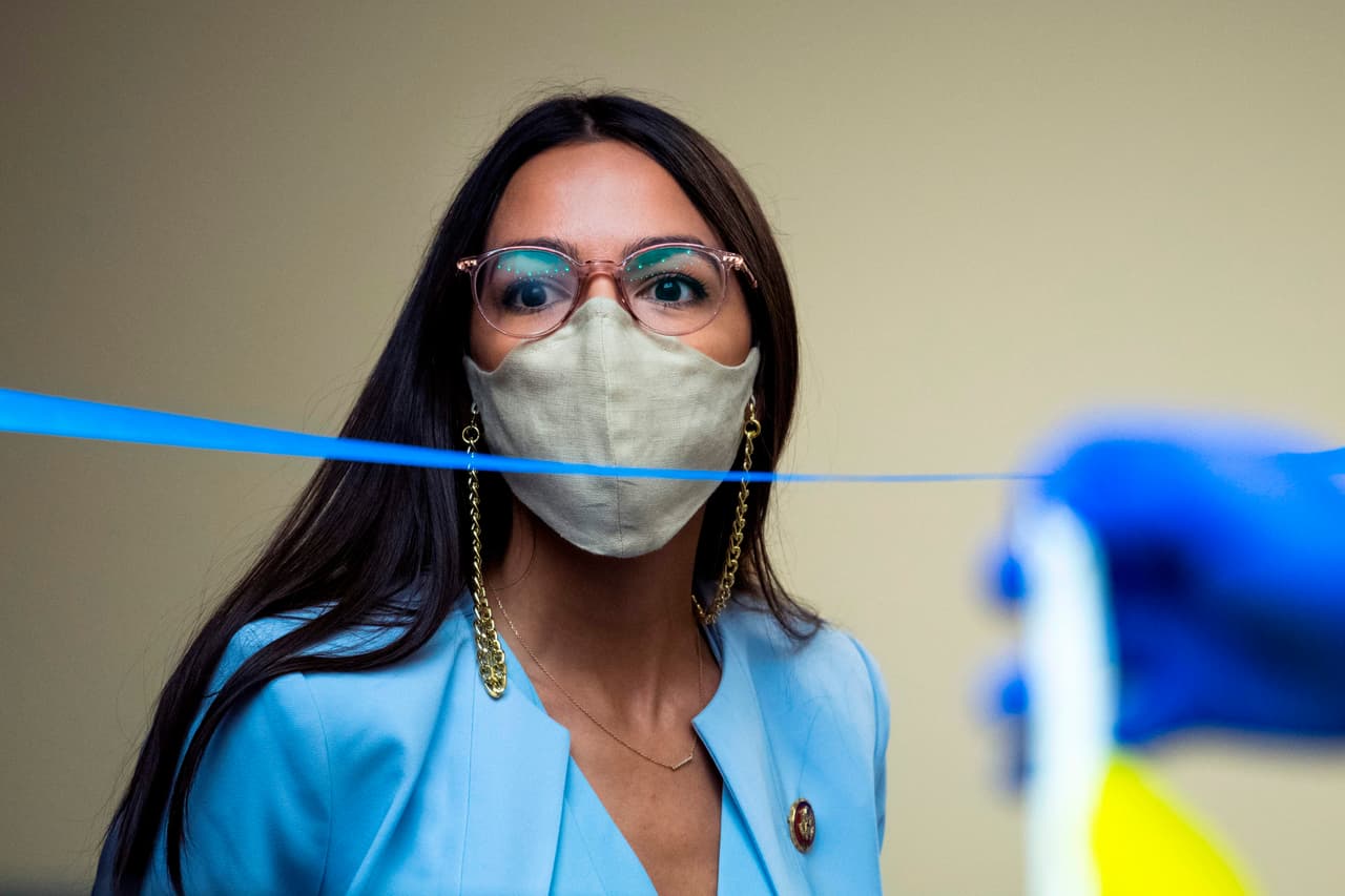 AOC critica a los republicanos por buscar desacreditar su relato sobre los ataques al Capitolio