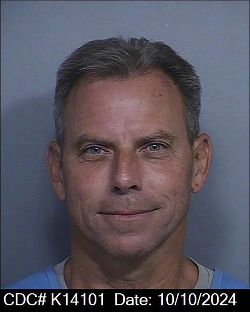 Erik Menéndez, de 53 años, también se encuentra estudiando. Tiene el apoyo de su esposa Tammi Saccoman, con quien lleva 25 años de relación.