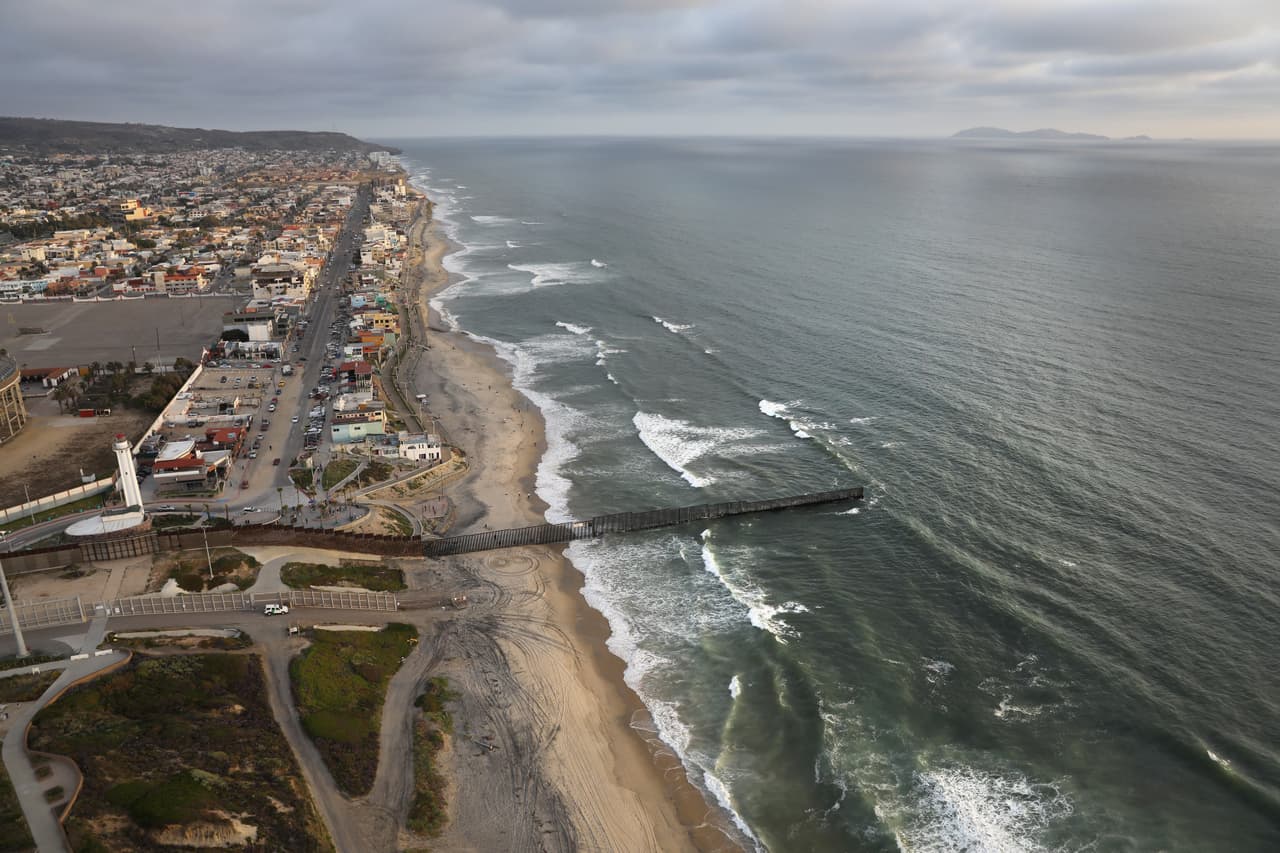 <b>El muro desde el cielo.</b> La valla que separa a EEUU de México separa familias, rompe ilusiones y genera esperanzas. Esta fotografía de la barrera fronteriza fue tomada desde el aire, de norte a sur en la costa entre San Diego y Tijuana en mayo de 2017.