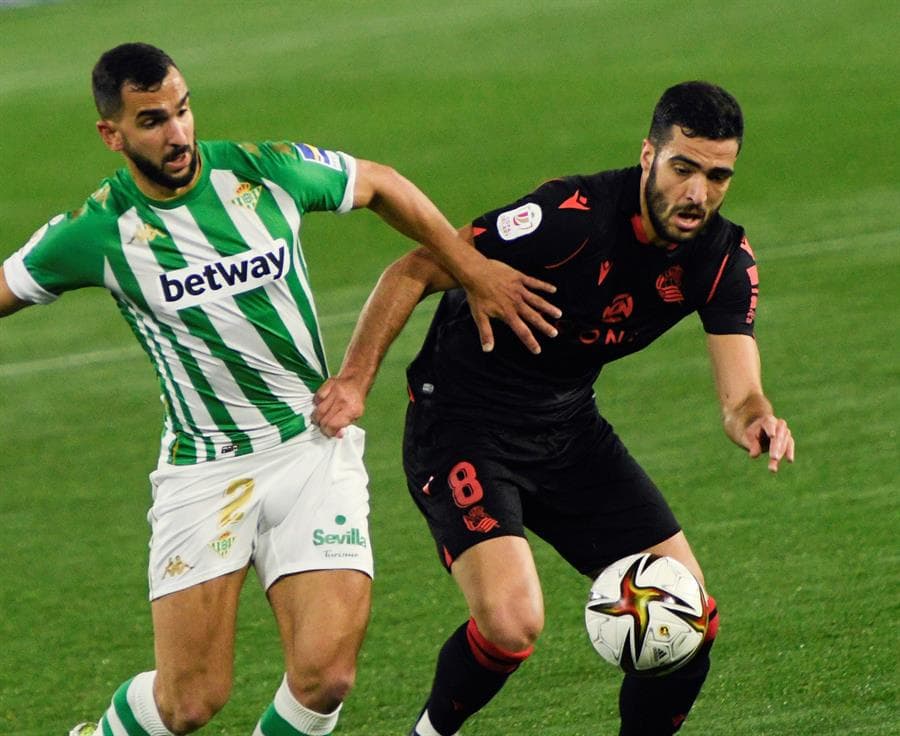 Con tres goles y en tiempo extra, el Real Betis deja en el camino a la Real Sociedad y pasan a Cuartos de Final de la Copa del Rey. Con doblete de Sergio Canales y gol de Borja Iglesias, los béticos superan a los blanquiazules. El mexicano Diego Lainez es titular en el encuentro.