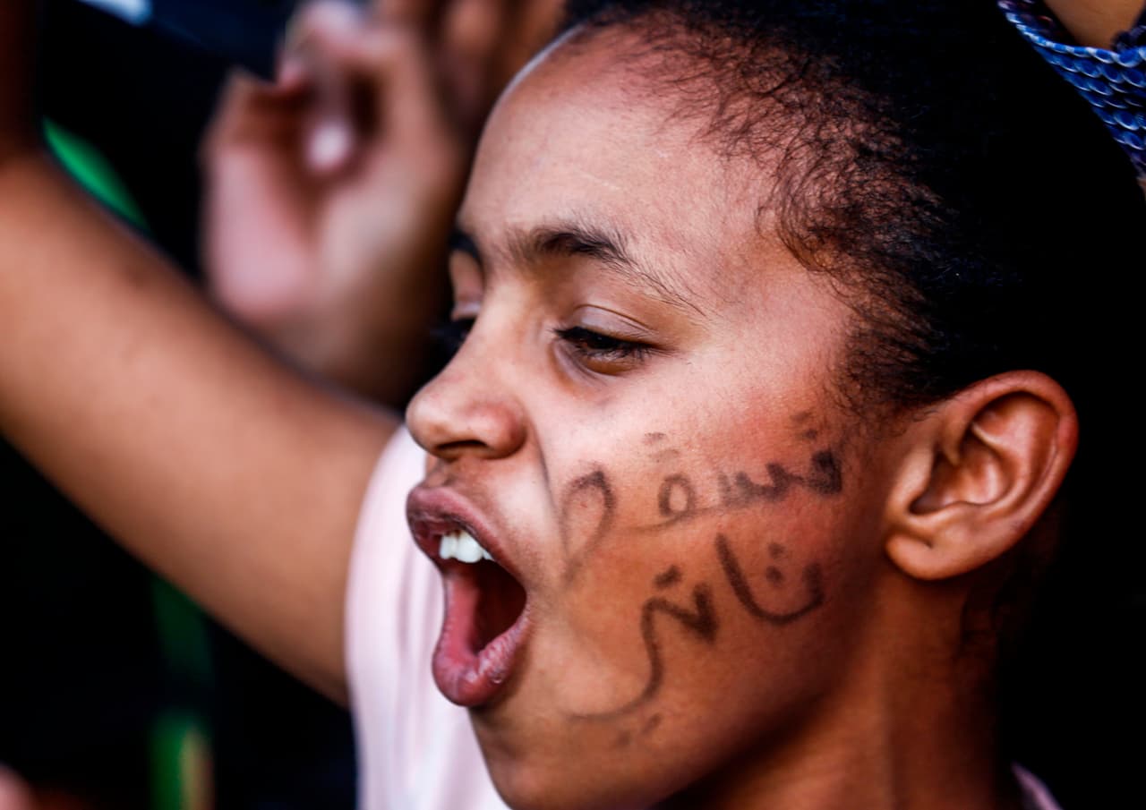 Omar al-Bashir, presidente de Sudán durante 30 años, fue derrocado el jueves y arrestado en un golpe de estado dirigido por las fuerzas armadas. Miles de manifestantes, que han protestado en las calles desde diciembre, pidieron un gobierno civil y dijeron que no aceptarían una administración dirigida por militares, o por los asesores de Bashir. La niña de la foto lleva escrito en su rostro "volverán a caer" en árabe, durante una manifestación que exige civiles lideren la transición a la democracia en Jartum, la capital del país.