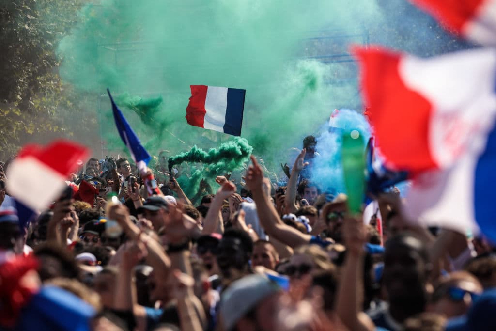 En las calles de París se vive la celebración de los fanáticos por la conquista del título mundial de fútbol por parte de la selección de Francia.