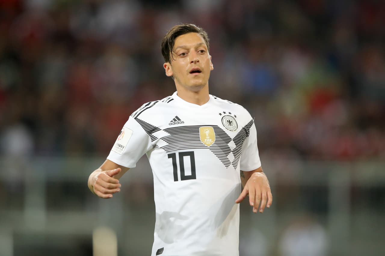 <b>Mesut Ozil</b>:
<b>20.7 millones de dólares</b>. Es el crack de la Selección de Alemania y juega con el Arsenal de Inglaterra.