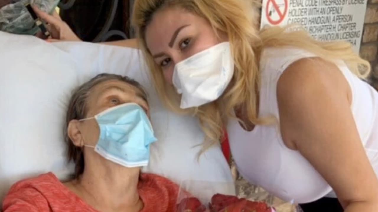 Residente de Houston abraza a su madre después seis meses de solo verla por una ventana