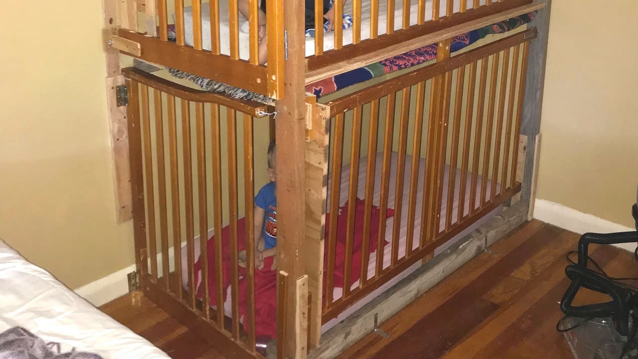 "Enjaulados como perros": rescatan a 2 niños de una casa en California donde había un laboratorio de drogas